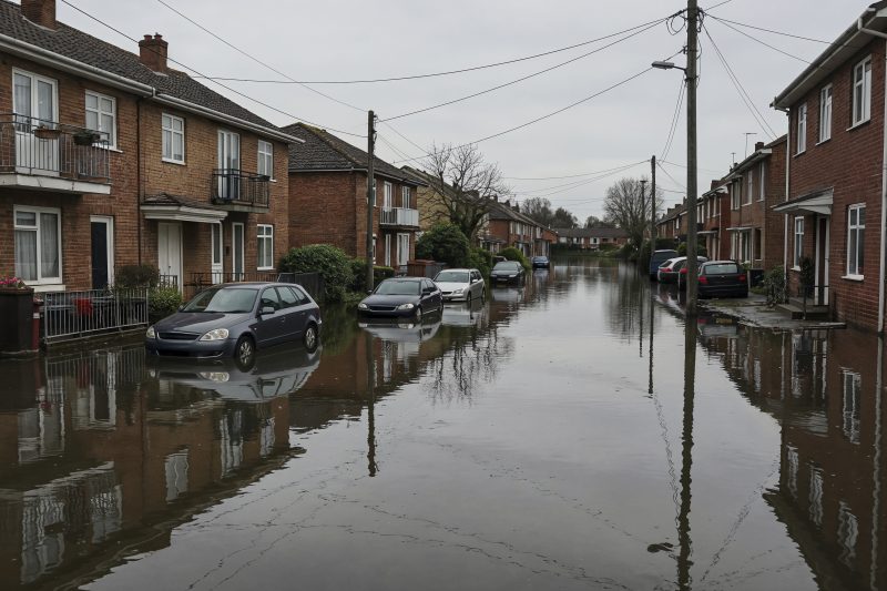 Rue résidentielle inondée en France — risque inondation dans l'état des risques (ERP)