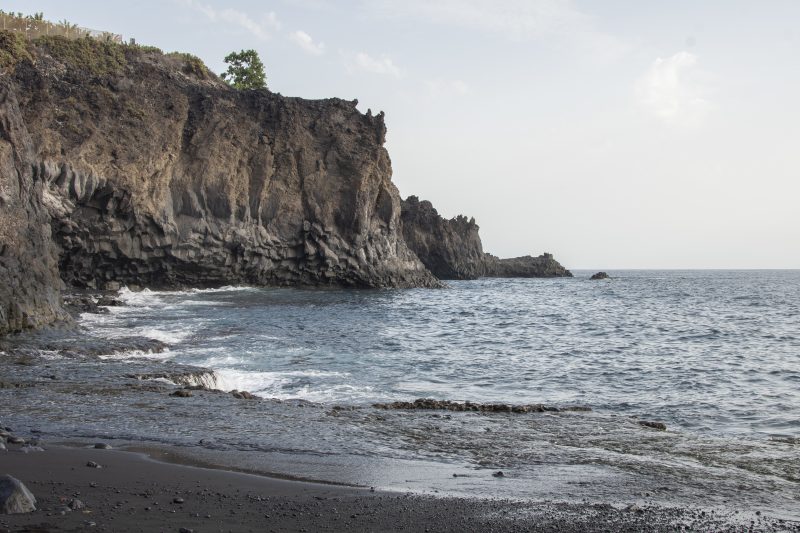 Falaise côtière battue par la mer — submersion marine et recul du trait de côte en France