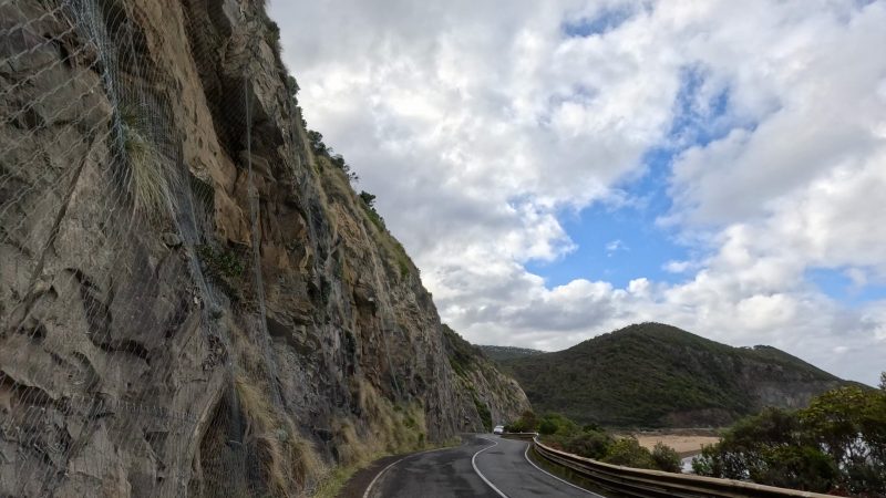 Route en corniche sur un versant rocheux escarpé — mouvements de terrain dans l'ERP en France