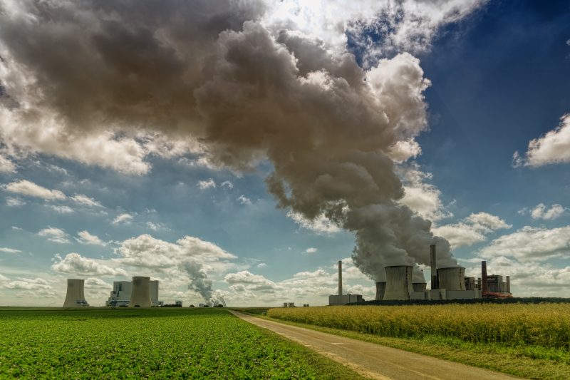 Usine industrielle rejetant des fumées — risques technologiques (sites Seveso, PPRT) en France
